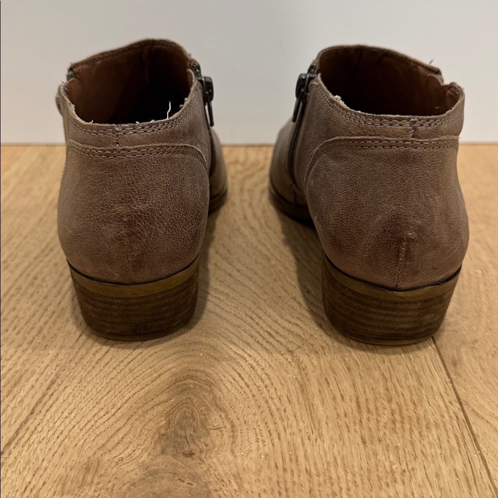 Lucky Brand LP Banda tan/taupe low zip heeled booties Sz 7 - Picture 6 of 11